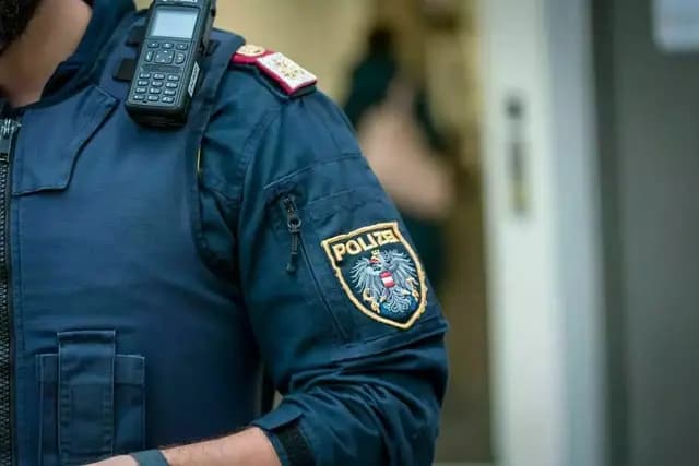 Viyana'da Silahlı Soygun: Çalışan Saldırganı Dükkana Kilitledi